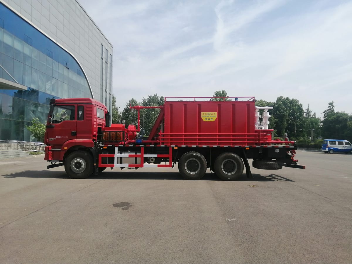 Oilfield Flushing Truck | Sand Flushing Unit for high-pressure wellbore sand removal and pipeline cleaning deployed at oilfield wellsite