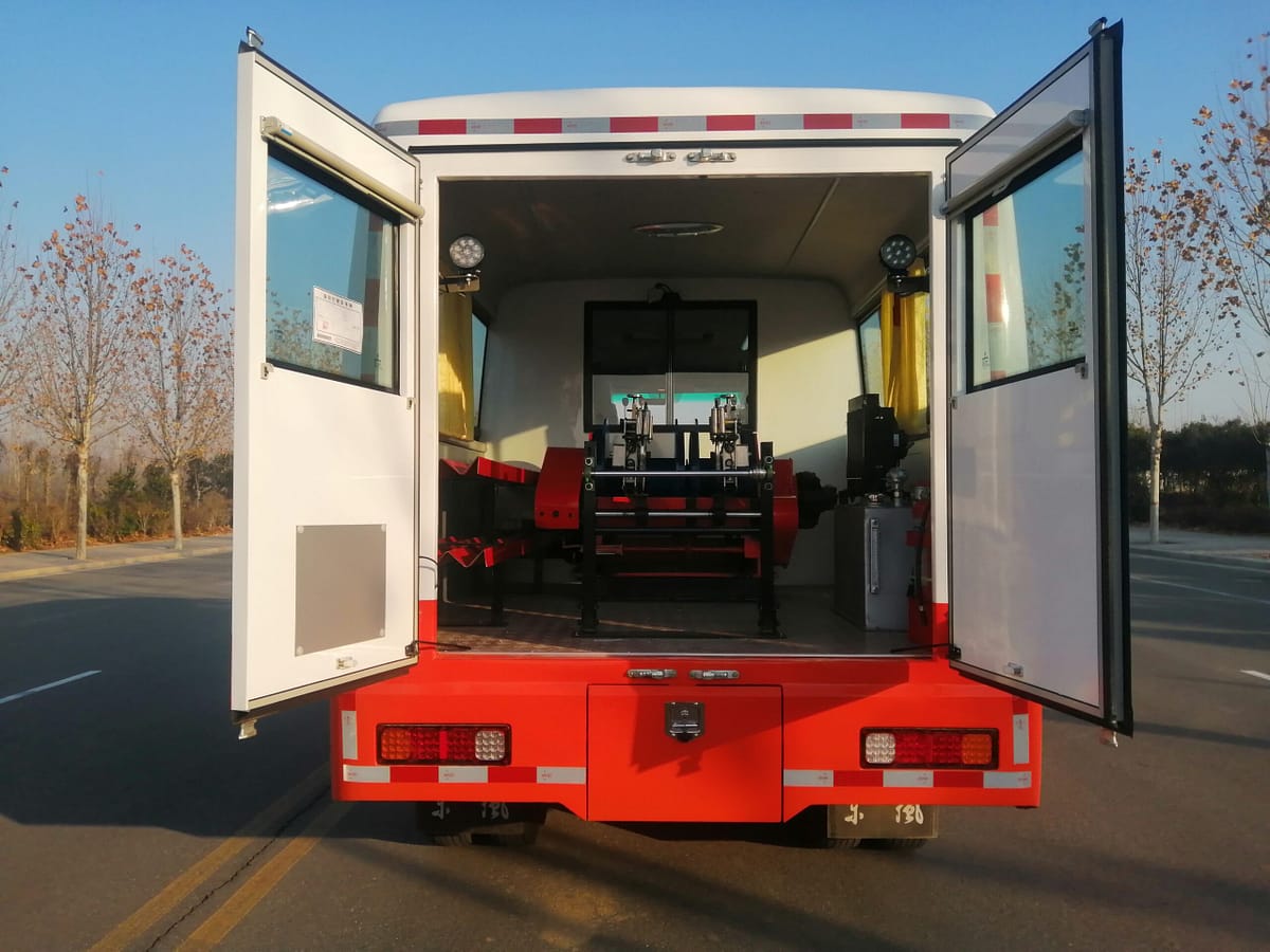 VANCE Test Well Truck GLC500B1YS wireline winch system and hydraulic cable drum close-up showing oilfield well testing truck downhole instrument deployment equipment detail