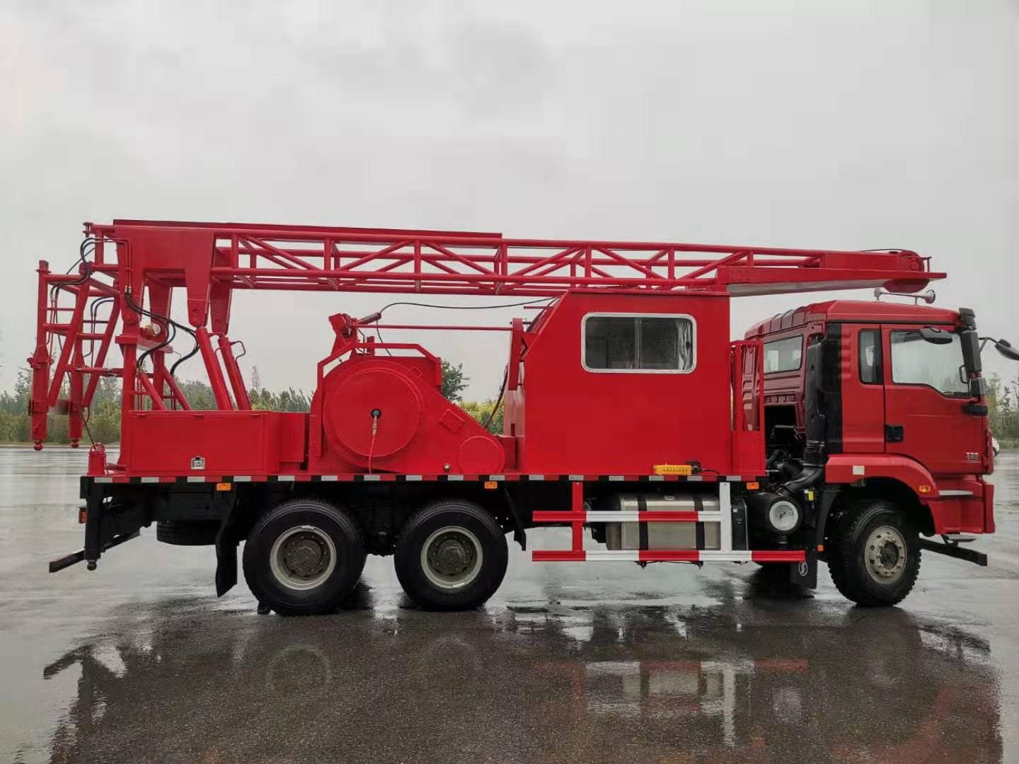 Mobile oil production support truck equipment layout
