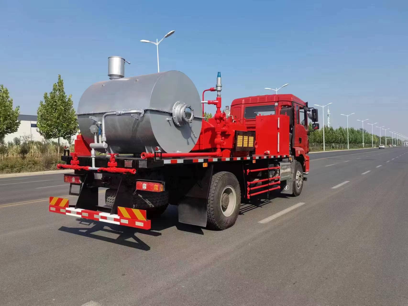 Oilfield hot oil truck for flushing, heating, and production maintenance