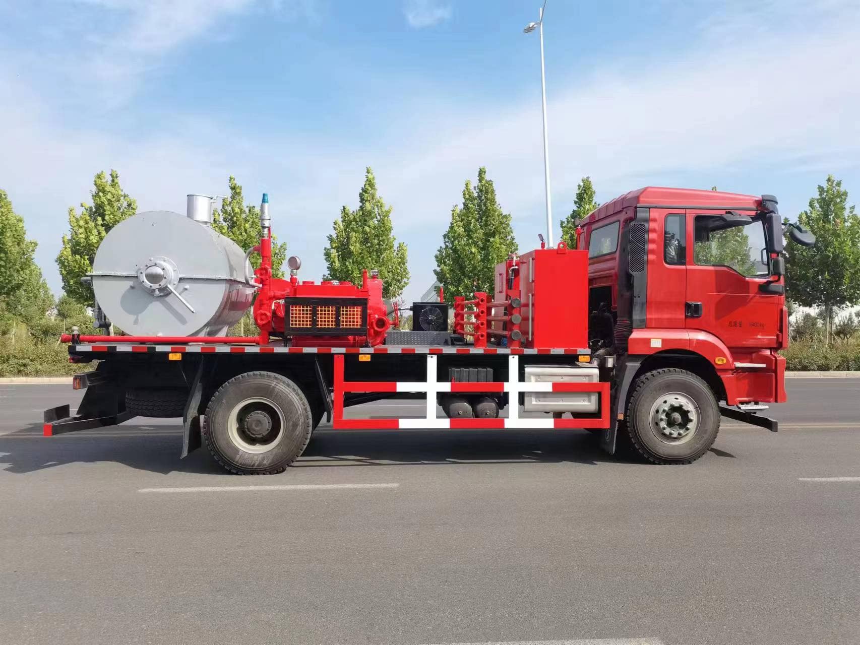 Well flushing and wax removal truck for waxy crude oilfield service